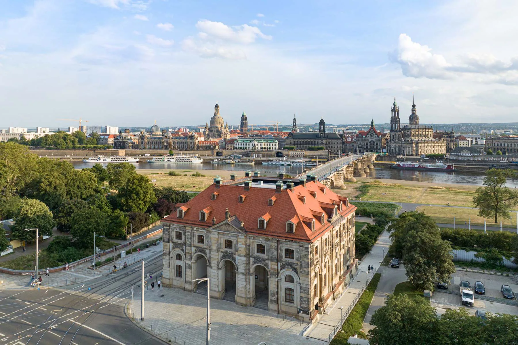 Das ehemalige Blockhaus steht in prominenter Lage am Dresdener Elbufer. Im Hintergrund Frauenkirche, Stadtschloss und Schlosskirche.
