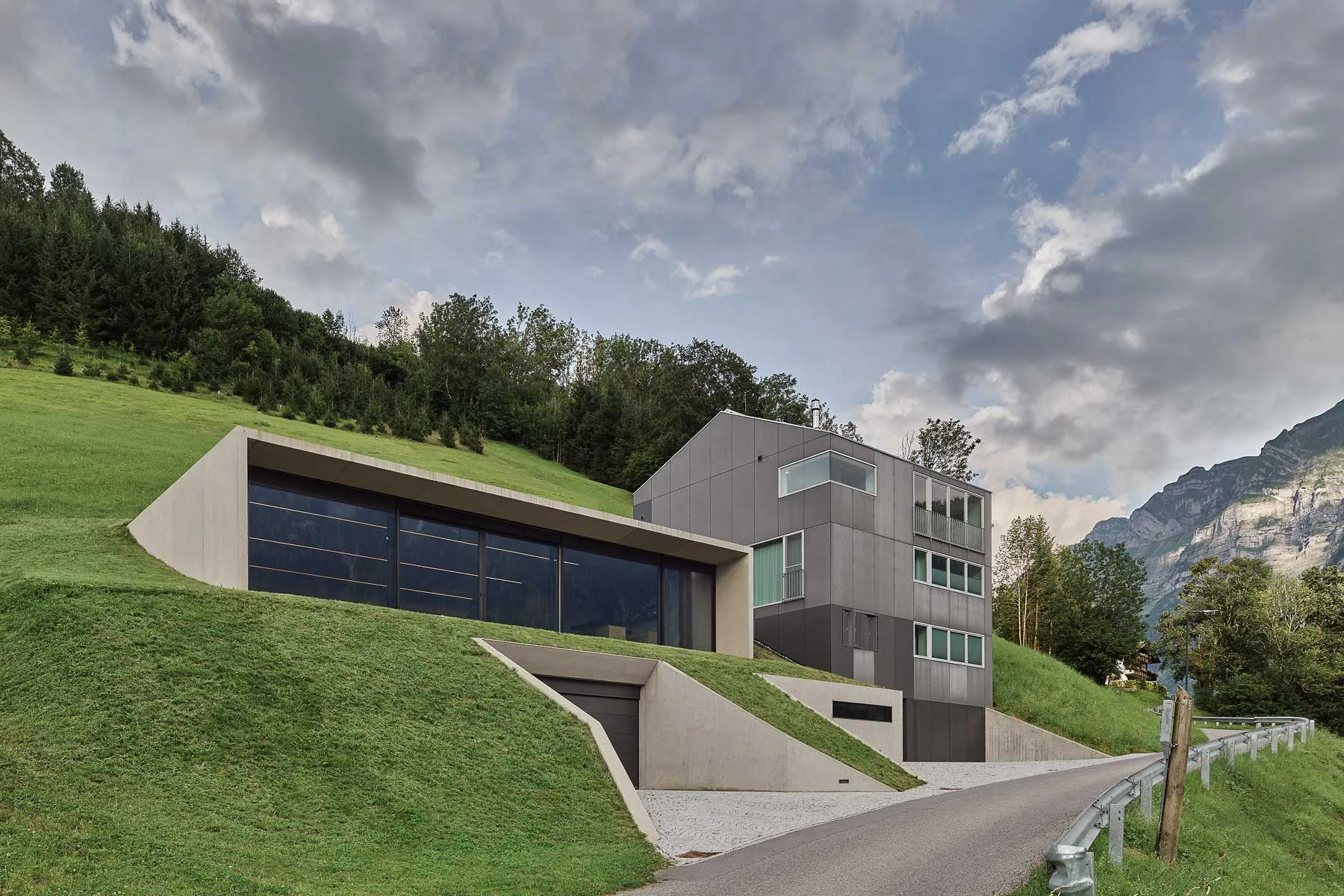 Der Erweiterungsbau kombiniert Wohnraum und Garage.