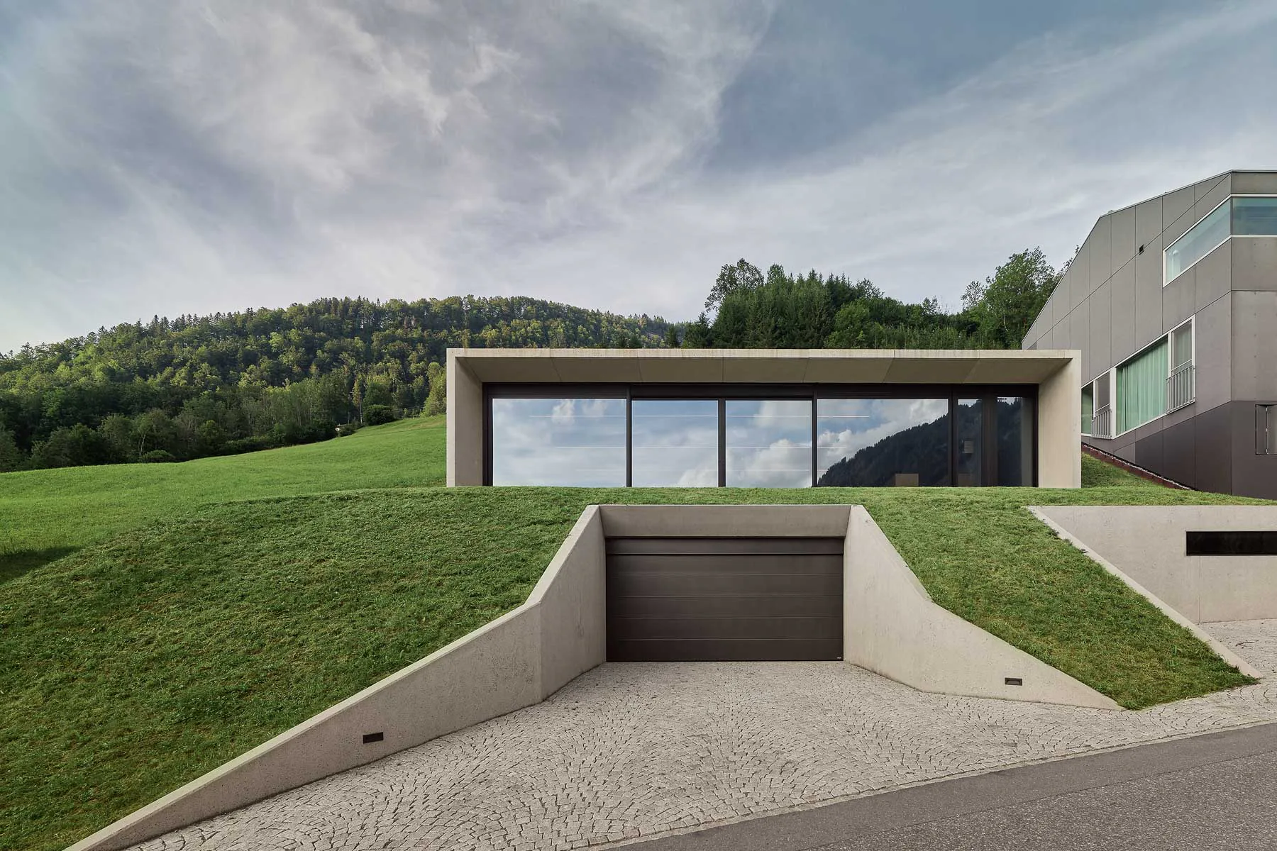 Der Erweiterungsbau besteht aus Sichtbeton und Glas.