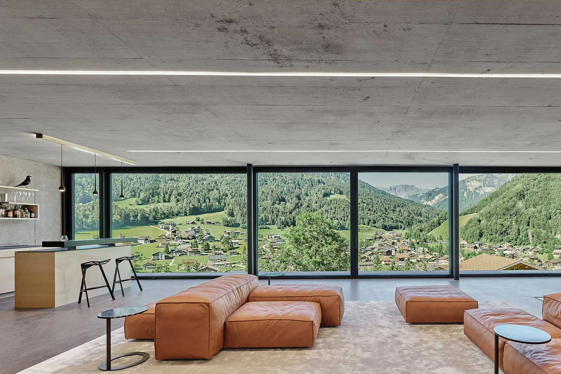 Der Wohnraum bietet einen grandiosen Panoramablick.
