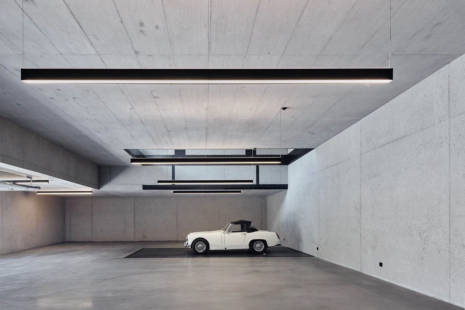 In der Parkgarage im Erdgeschoss ist Platz für bis zu sechs Oldtimer.