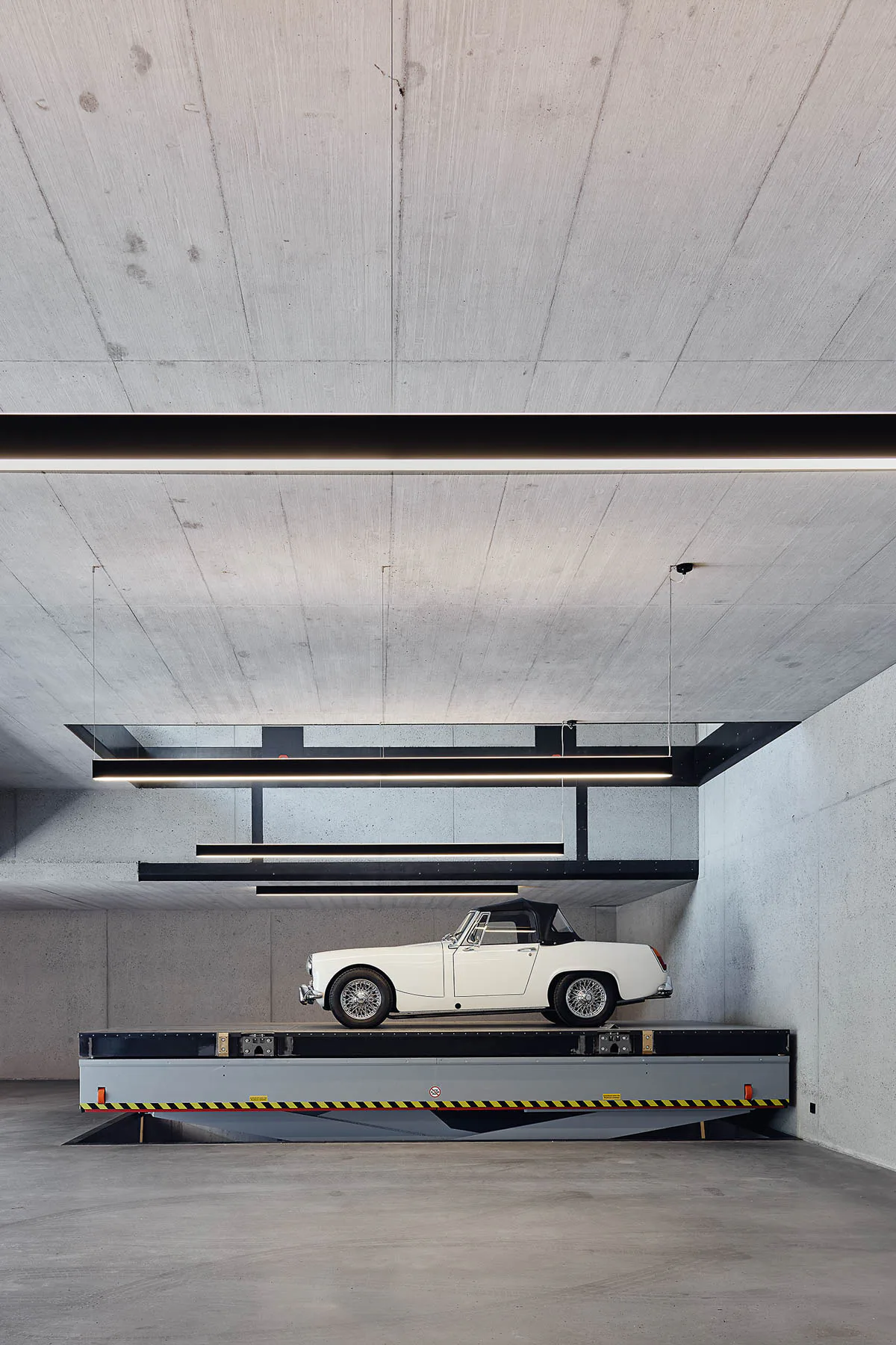In der Parkgarage im Erdgeschoss ist Platz für bis zu sechs Oldtimer.