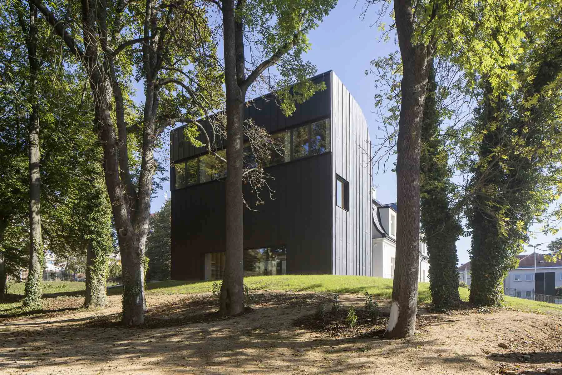 An der Westseite des Pfarrhauses enstand ein schmaler, kompakter Annexbau.