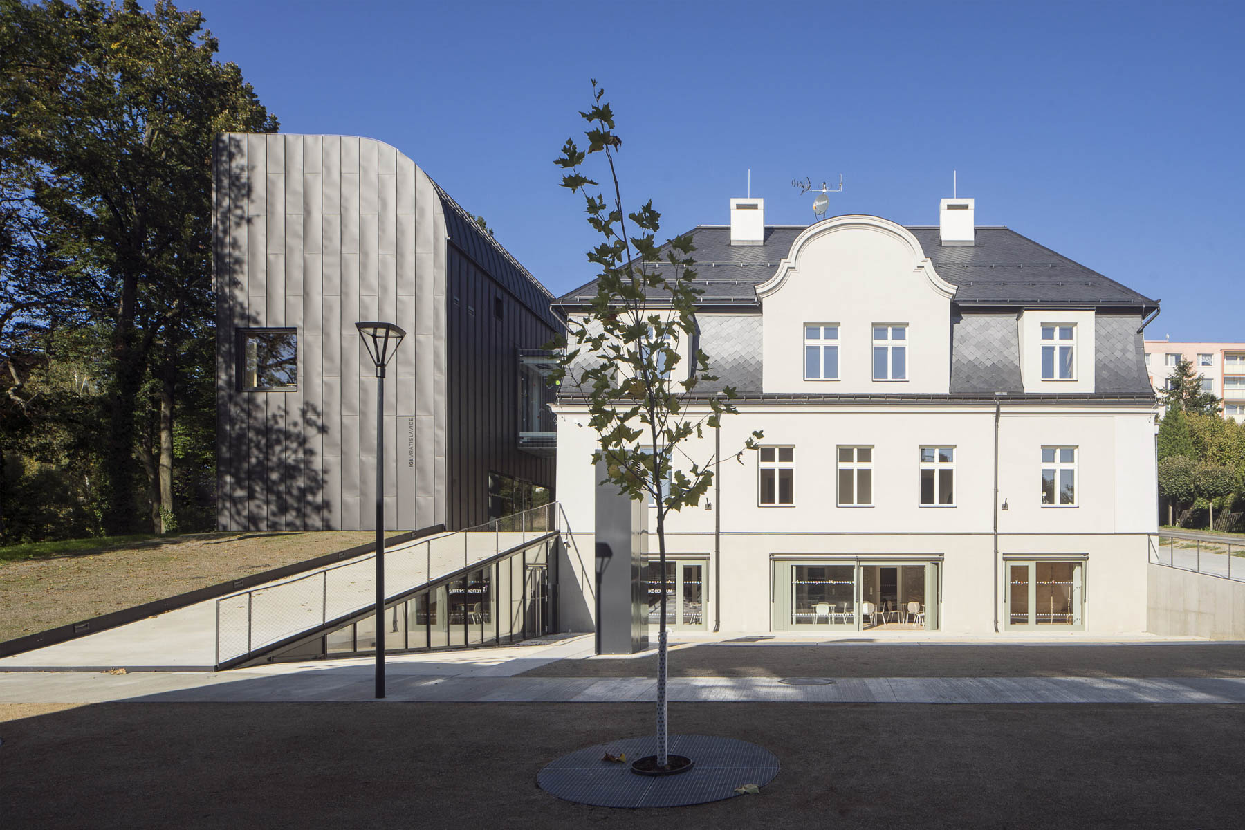 Atakarchitekti machen Pfarrhaus zur Bibliothek