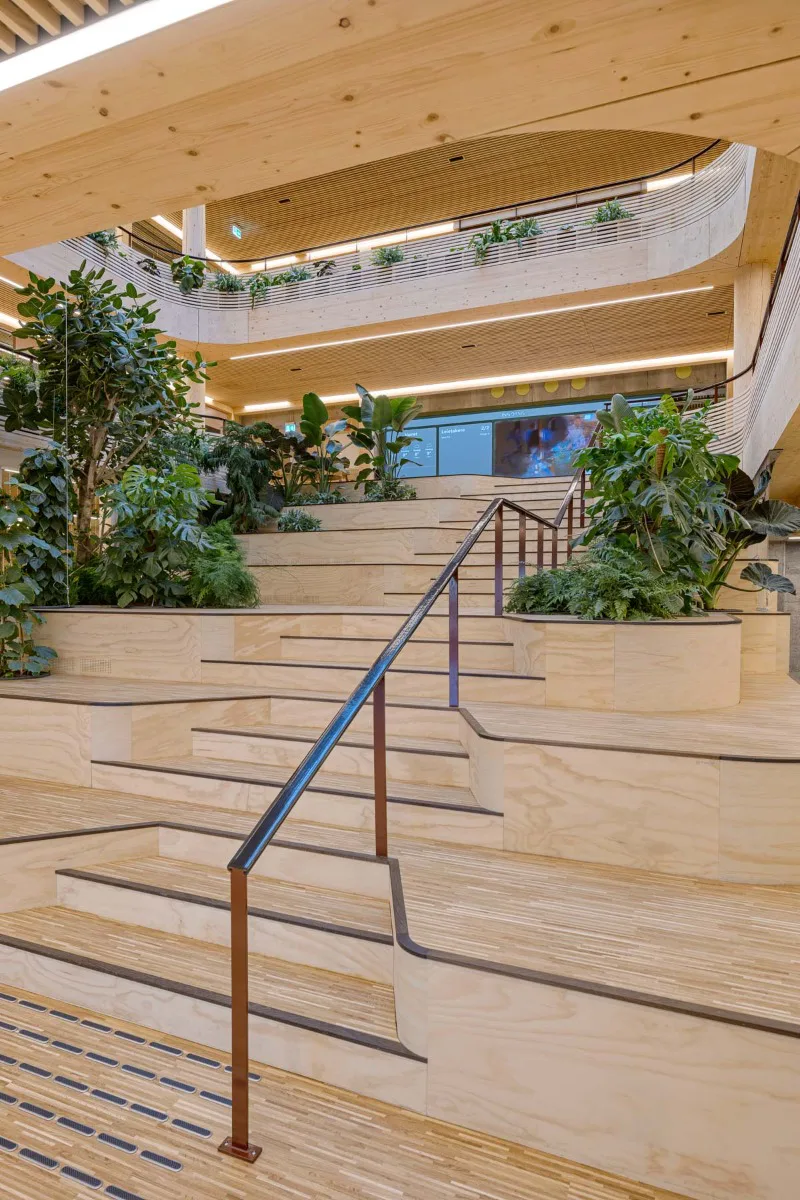 Aufgrund der leichten Hanglage des Gebäudes ist das Eingangsgeschoss teils ins Gelände eingegraben, eine breite Treppe führt von hier aus eine Etage höher.