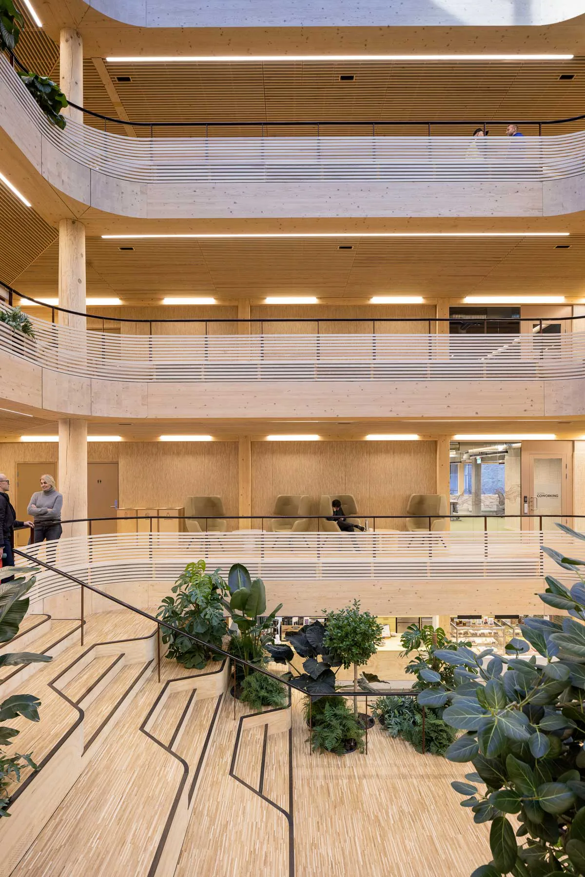 Das zentrale Atrium reicht über vier Geschosse.