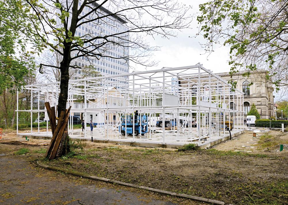 Axonometrie des Tragwerks. Die ungewöhnlich vielen Treppen im Haus dienen nicht nur der dezentralen Erschließung, sondern steifen die Stahlskelettkonstruktion aus.
