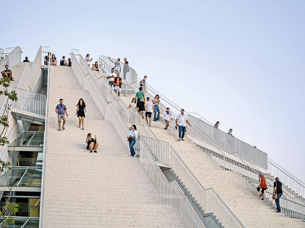 Breite Stufen an den schrägen Außenwänden laden ein, das Gebäude zu besteigen Touristen und Einheimische haben den Ort angenommen.
