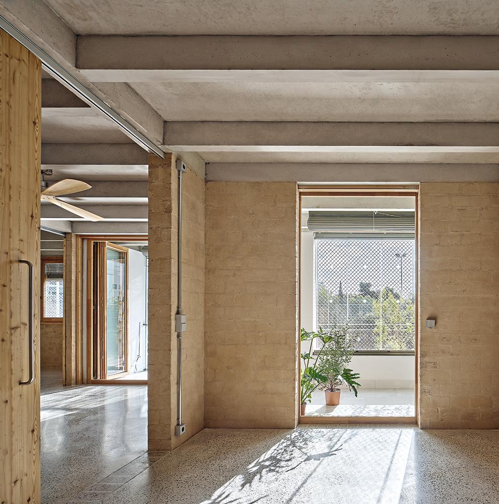 Die Wintergärten vor jeder Wohnung bringen in der kalten Jahreszeit zusätzliche Wärme ins Haus.