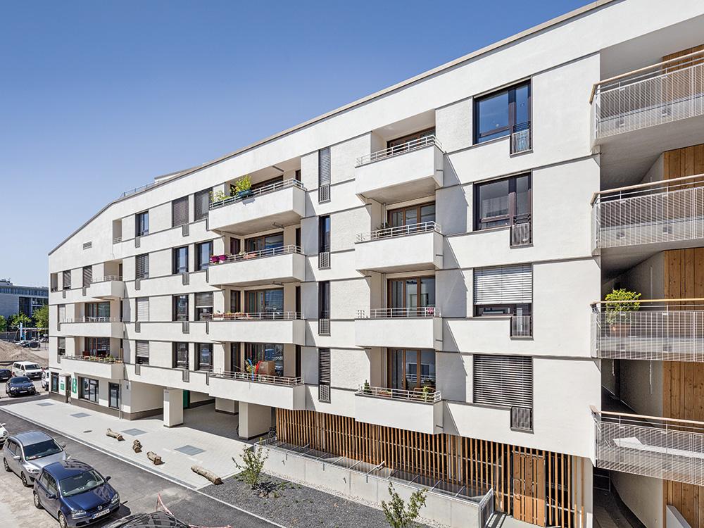 Noch ohne Gebäudetyp E realisierten Zwingel/Dilg und Färbinger Rossmy ihren Genossenschaftsbau auf dem Areal der Funkkaserne München. Er umfasst 75 Wohnungen, davon 60 % sozial geförderte.