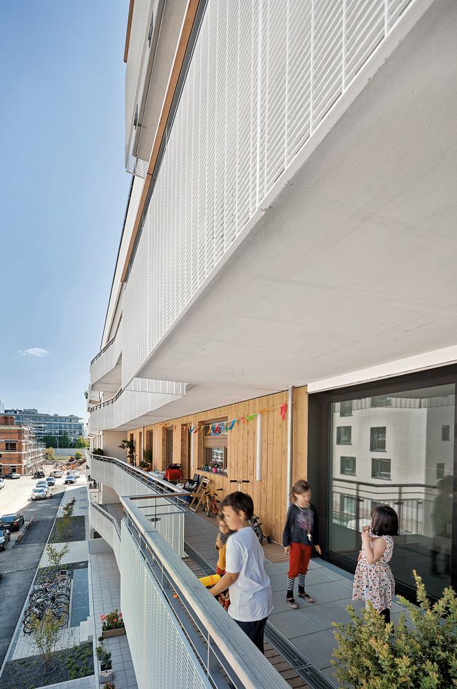 Gemeinschaftlich und kostengünstig: Bei diesem genossenschaftlichen Wohnungsbau in München von Zwingel/Dilg und Färbinger Rossmy Architekten verbinden Laubengänge alle Wohnungen und Gemeinschaftsbereiche.