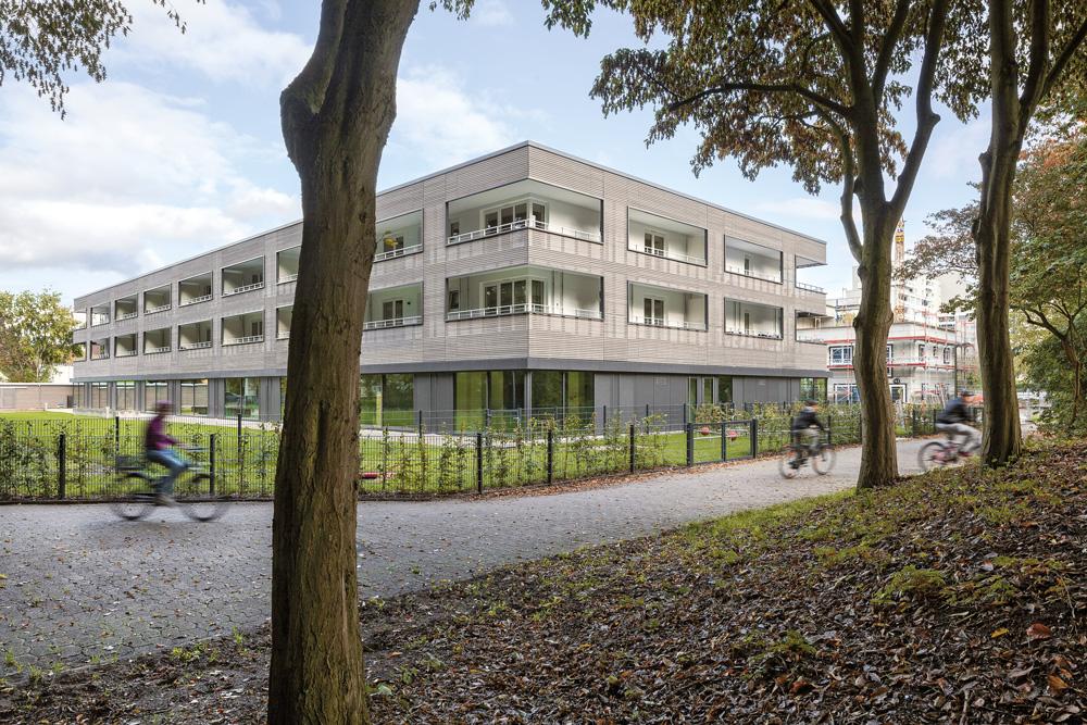 28 Sozialwohnungen, einen Kindergarten und ein Nachbarschaftszentrum vereinten Atelier Kempe Thill in diesem Neubau in Bremen − und erfüllten damit zugleich den Standard NaWoh für nachhaltiges Wohnen.