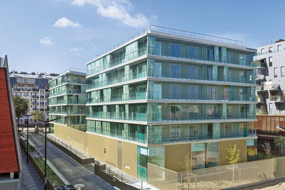 Umlaufende Wintergärten werten diesen Sozialwohnungsbau unweit des Pariser Boulevard Périphérique von Atelier Kempe Thill und Fres Architectes auf.
