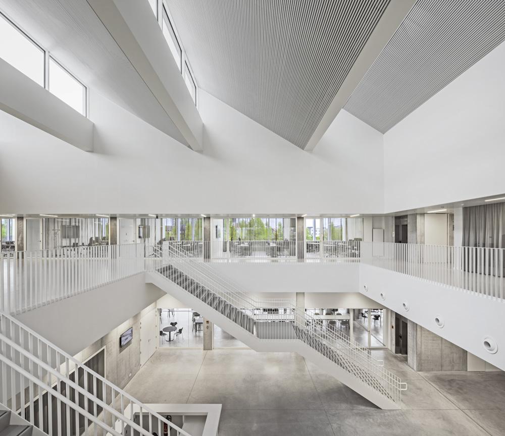 Für den belgischen Eisenbahnnetzbetreiber Infrabel errichteten Kempe Thill dieses Schulungszentrum in Brüssel. Das Sheddach verweist auf die Industriebauten der Umgebung.
