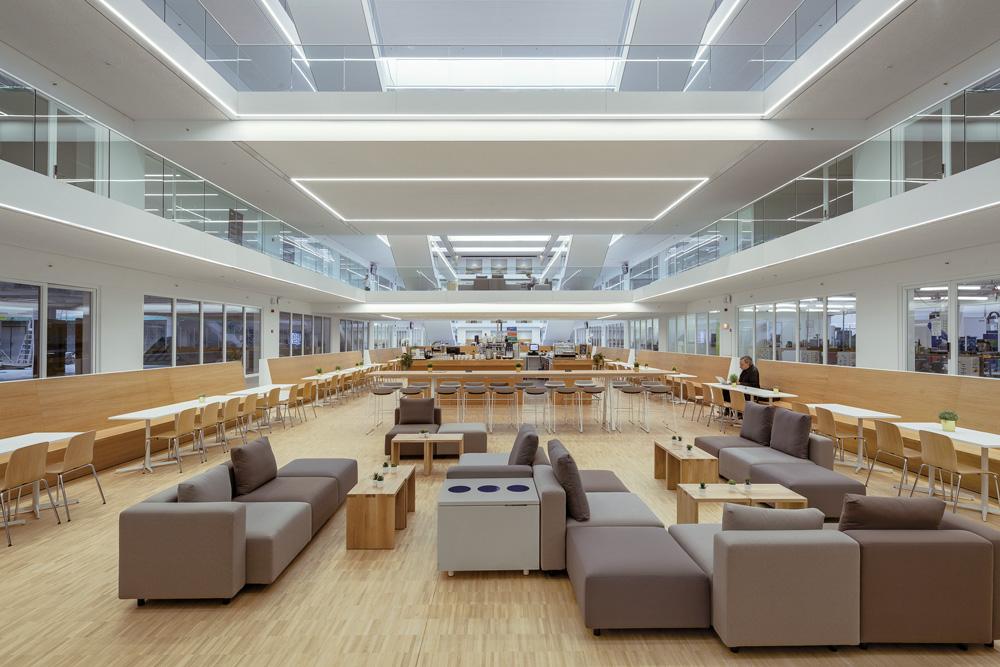 Fast zeitgleich mit der Infrabel Academy planten Kempe Thill das Ausbildungszentrum T2 in Genk. Für beide Gebäude galten die gleichen Lüftungsvorschriften, sie wurden von den Behörden aber sehr unterschiedlich ausgelegt.