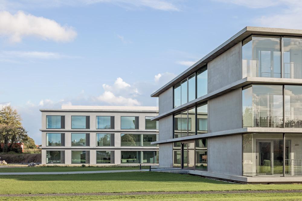 Typus Stadtvilla einmal kostengünstig: Im belgischen Heist-opden-Berg realisierten Atelier Kempe Thill und Daniel Van Doorslaer diese beiden Wohngebäude für Psychiatriepatienten.