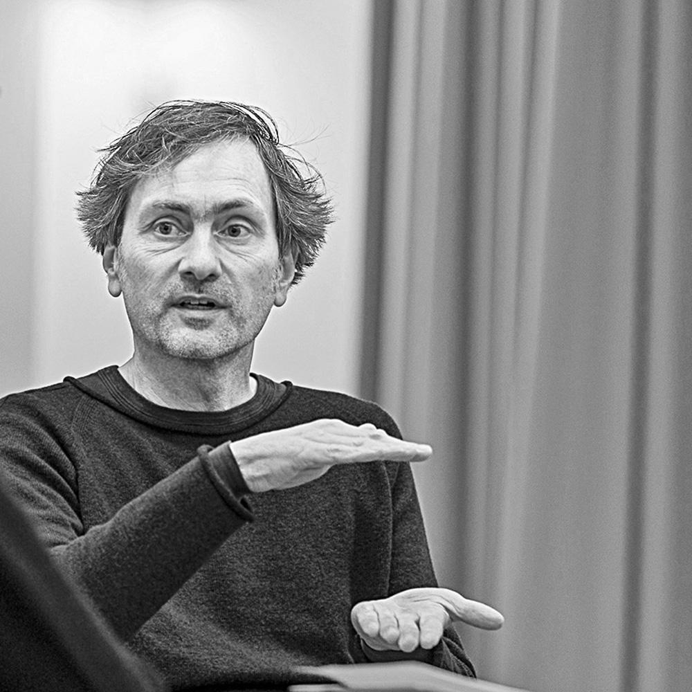 Florian Dilg ist seit 2007 Partner im Büro Architektur: Zwingel/ Dilg in München, Schwerpunkt Geschosswohnungsbau und Transformation historischer Gebäude. Er ist Vorsitzender der Taskforce Gebäudetyp E der Bundesarchitektenkammer.