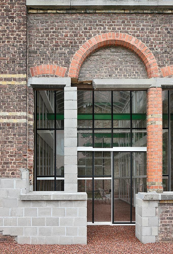 Manifest für das Weiterbauen: Das historische Mauerwerk des Caritas-Gebäudes in Melle ist durch neue Betonsteine ergänzt. So entsteht ein Flickwerk aus Alt und Neu.
