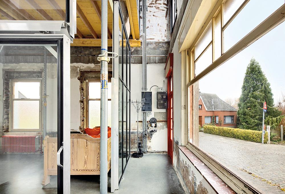 Bricolage zum Wohnen: In den Innenräumen des Hauses sind Baustellengerüste und Schalungselemente für Beton dauerhaft eingesetzt.