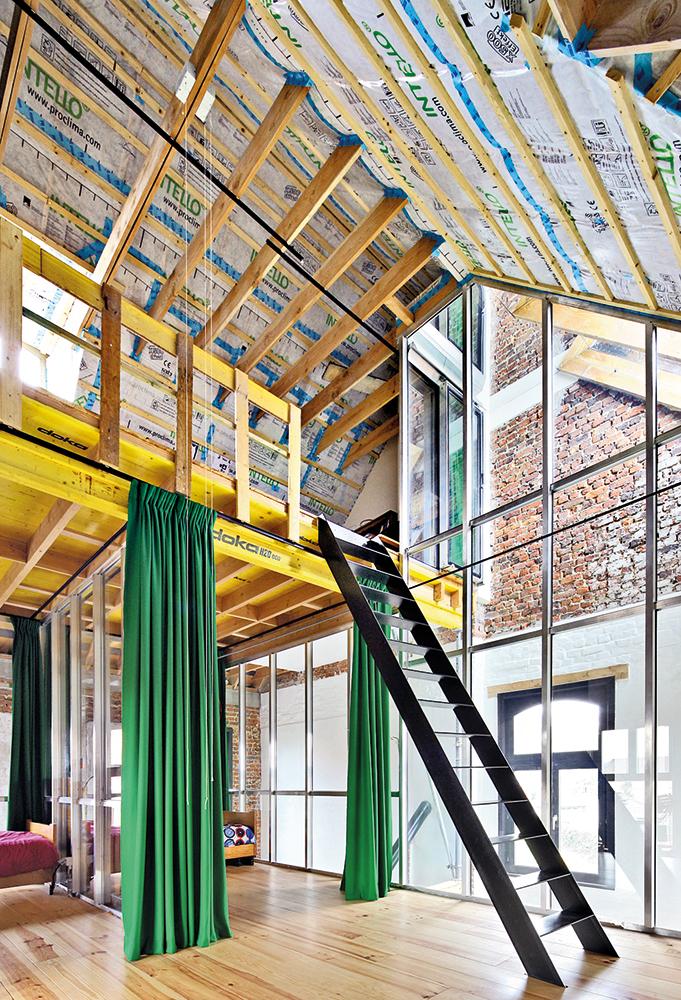 Bricolage zum Wohnen: In den Innenräumen des Hauses sind Baustellengerüste und Schalungselemente für Beton dauerhaft eingesetzt.