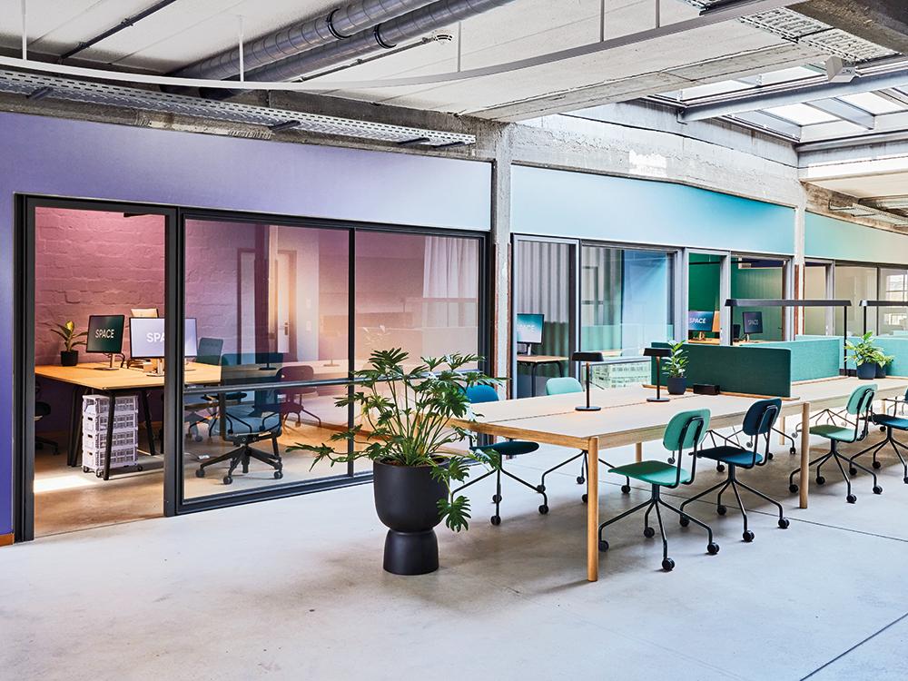 Kühle Farben von Violett bis Zartgrün im Work-Bereich des Space Hamburg regen die Konzentration an. Gearbeitet wird am Open Desk oder in einzelnen Konferenzräumen.