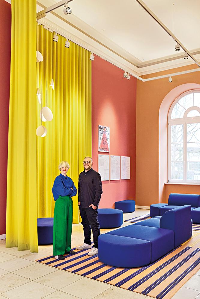 Eva Marguerre und Marcel Besau gründeten ihr interdisziplinäres Designstudio 2011 in Hamburg. Zu ihrem Repertoire gehören neben Produkt- und Interior Design visuelle Kommunikation und Styling. Die Entwürfe des Paares zeichnen sich durch ungewöhnliche Materialien und auffällige Farben aus.