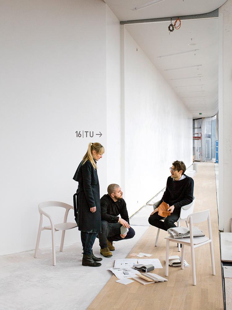 Eva Marguerre und Marcel Besau im Gespräch mit Architekt Daniel Schöning. Gemeinsam realisierten sie 2016 die Möblierung der Hamburger Elbphilarmonie.