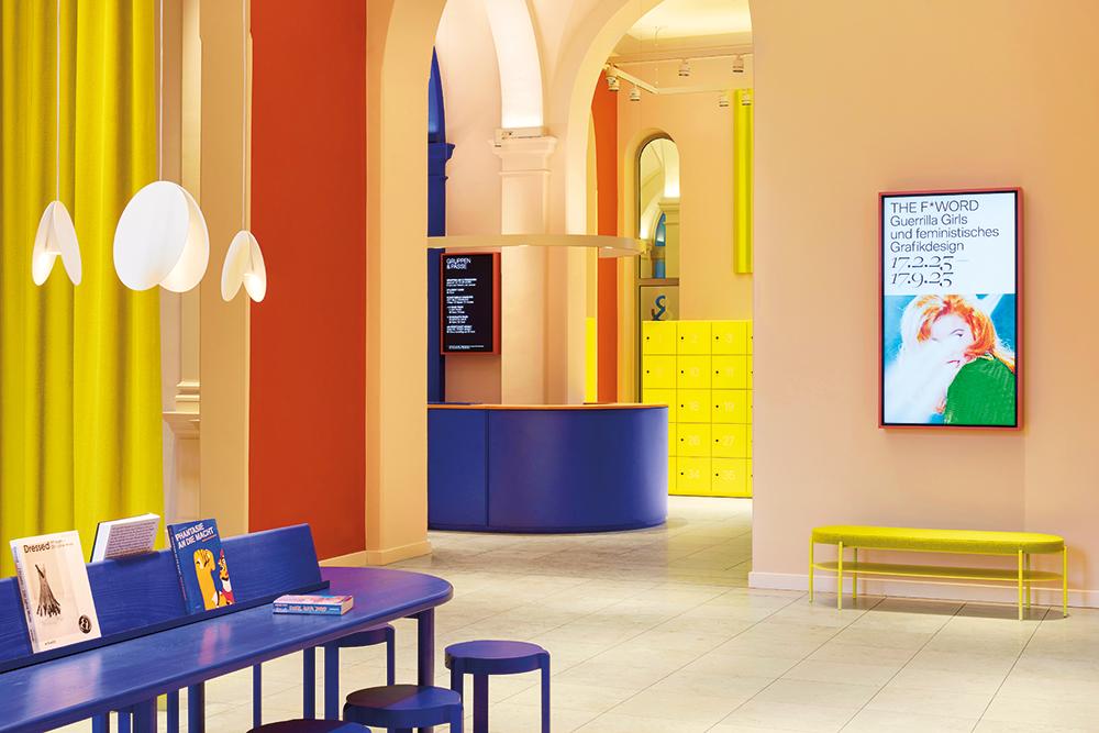 Lange Vorhänge und die Teppiche der Serie Rib verbessern die Akustik im Foyer. In der Medienlounge können sich Besucher an einem langen Tisch über die Themen der Ausstellungen informieren.