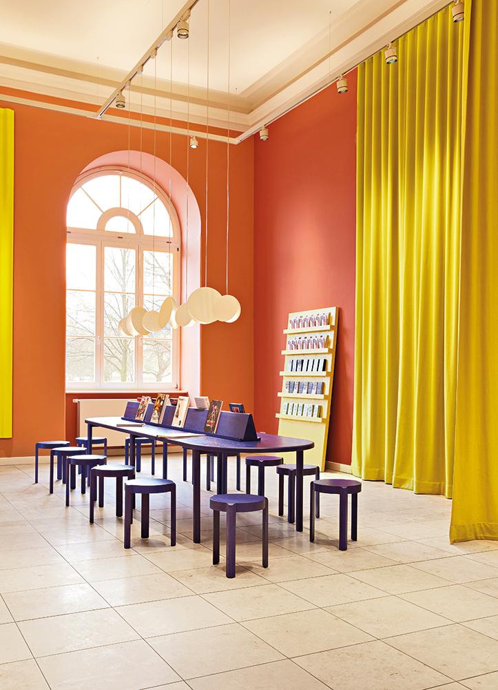Lange Vorhänge und die Teppiche der Serie Rib verbessern die Akustik im Foyer. In der Medienlounge können sich Besucher an einem langen Tisch über die Themen der Ausstellungen informieren.