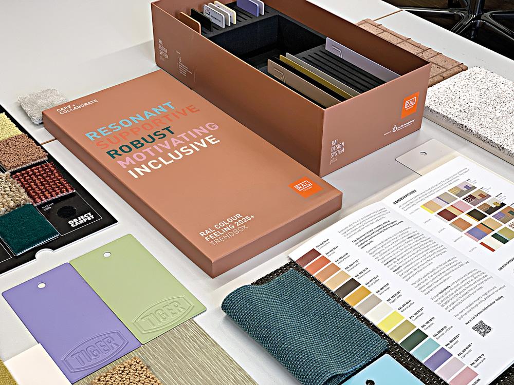 Die durch den RAL Farbtrendreport Object Carpet 2025+ definierte RAL Trendbox übersetzt 15 ausgewählte Farbtöne in verschiedene Materialien und Oberflächen – die 15 Teppichmuster stammen von Object Carpet.
