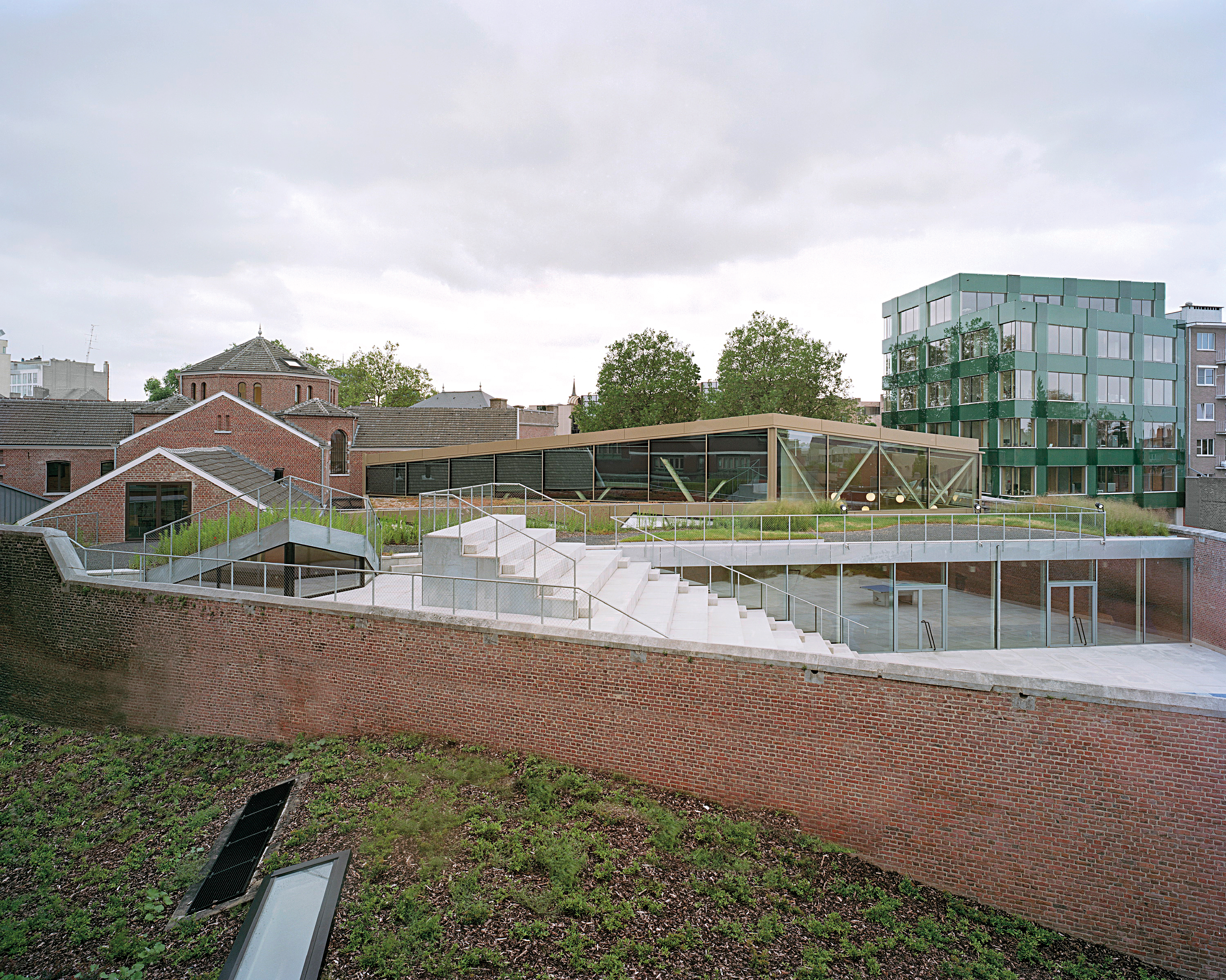 Aus Gefängniszellen werden Seminarräume: Der neue Campus der Universität Hasselt befindet sich im ehemaligen Stadtgefängnis. Noa Architecten konzipierten den Umbau samt Erweiterung als abwechslungsreiche, helle Raum- und Hoflandschaft.