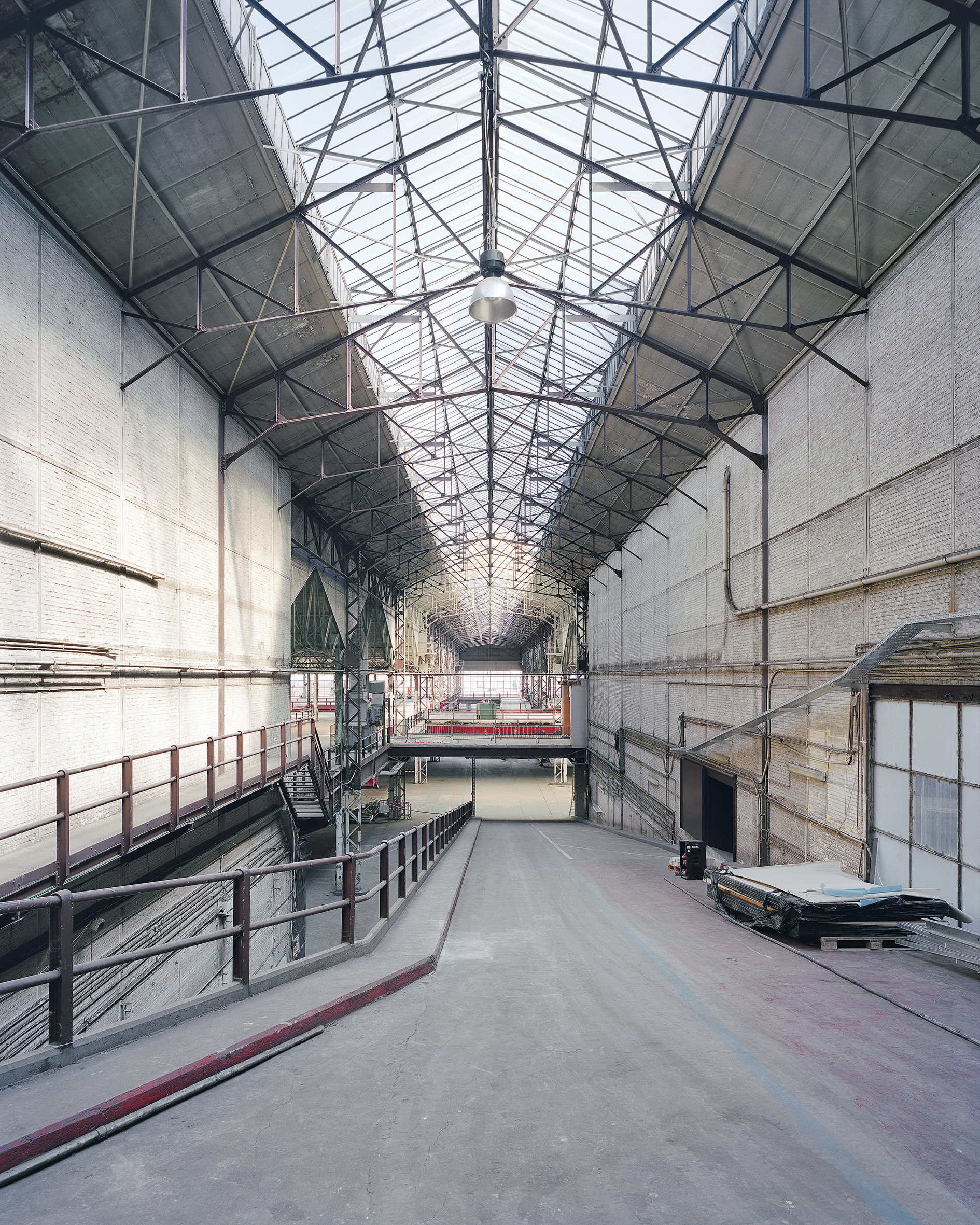 Seit 2017 bauen Noa Architecten mit Sergison Bates und EM2N Architekten eine ehemalige Citroën-Garage in Brüssel zum Kulturzentrum Kanal um.