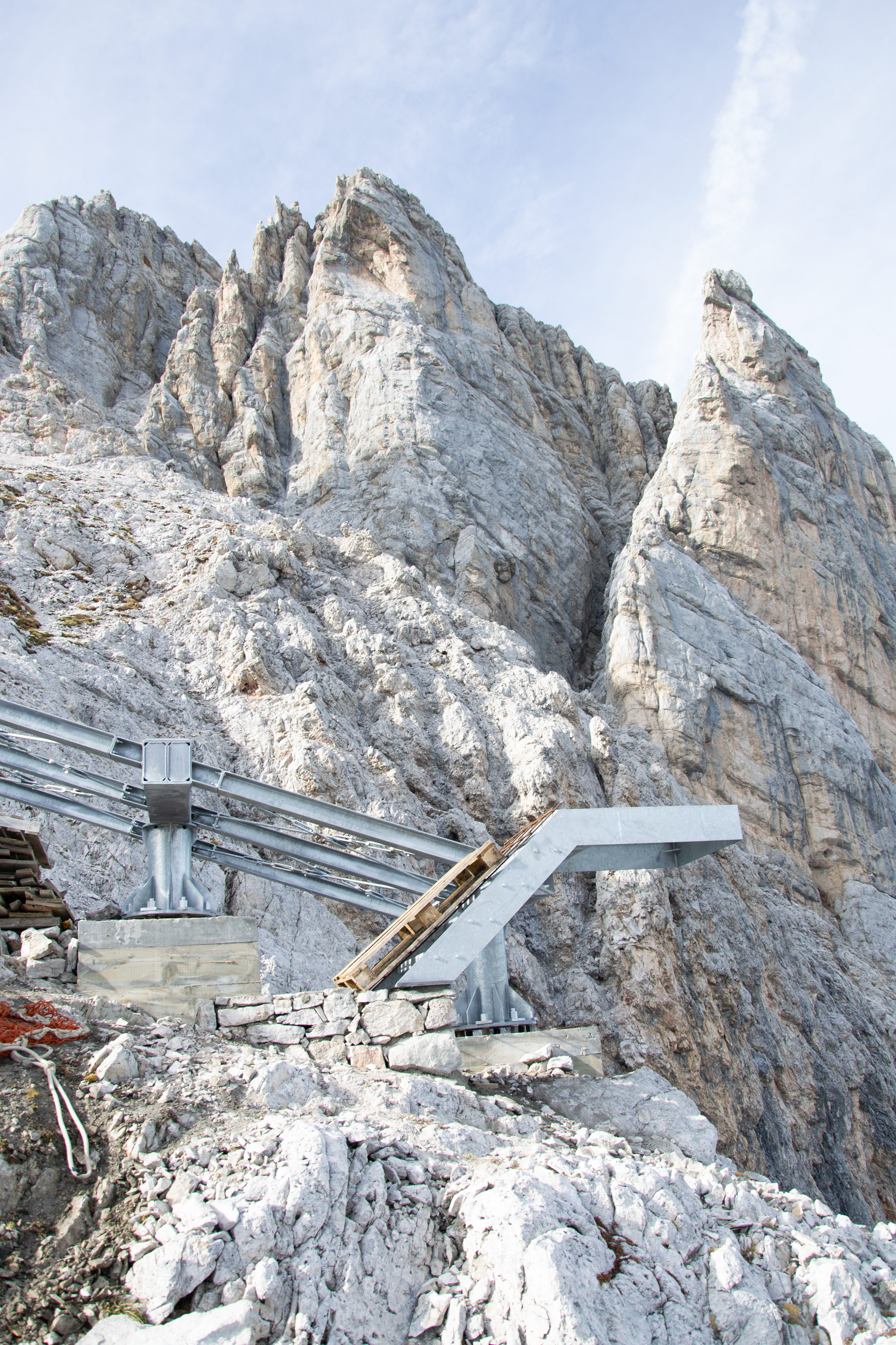 Der Helikopter setzte das Raummodul mit eingebauten Fenstern auf die Stahlplattform, die Blechfassade und Holzeinbauten wurden anschließend vor Ort montiert.