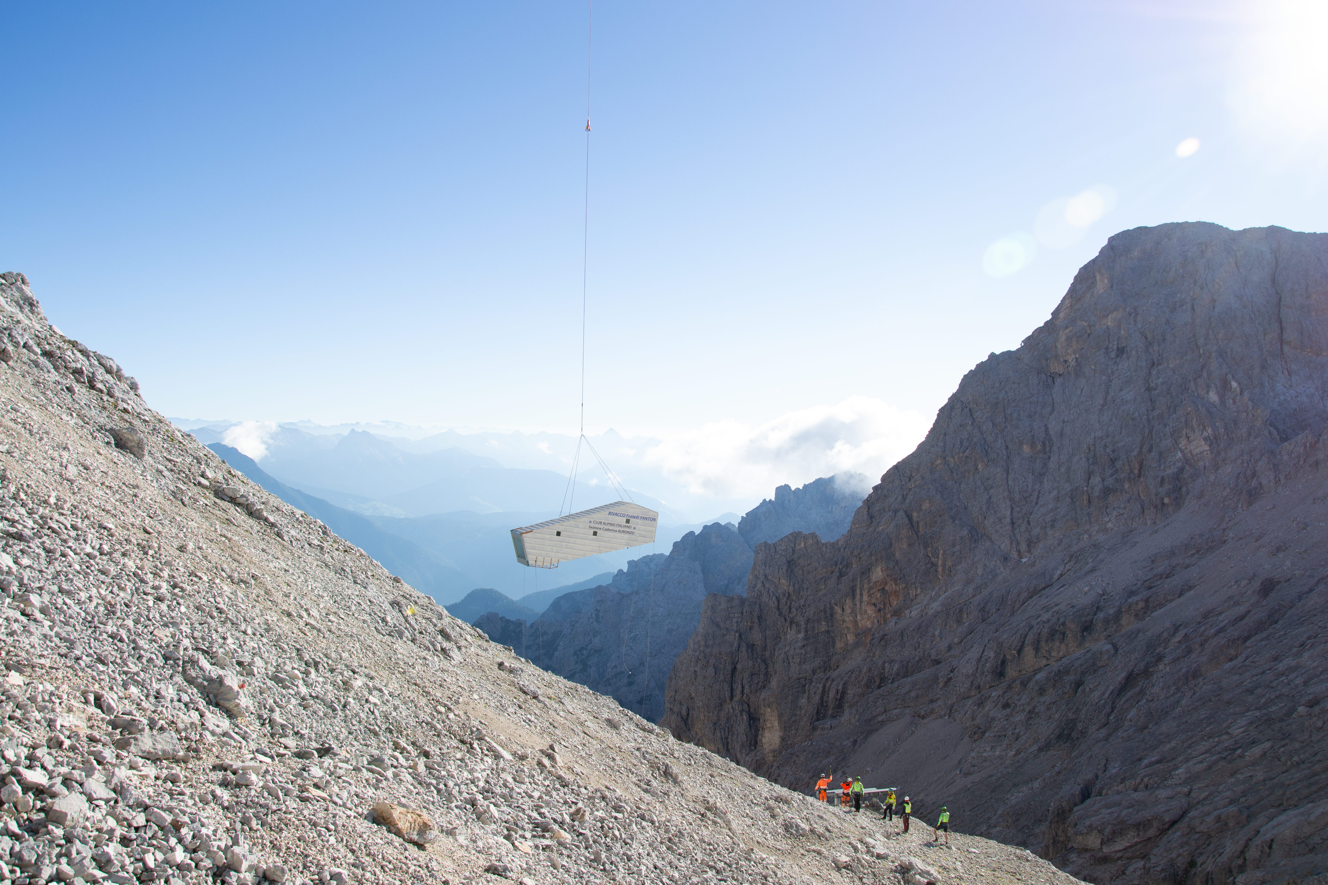 Der Helikopter setzte das Raummodul mit eingebauten Fenstern auf die Stahlplattform, die Blechfassade und Holzeinbauten wurden anschließend vor Ort montiert.