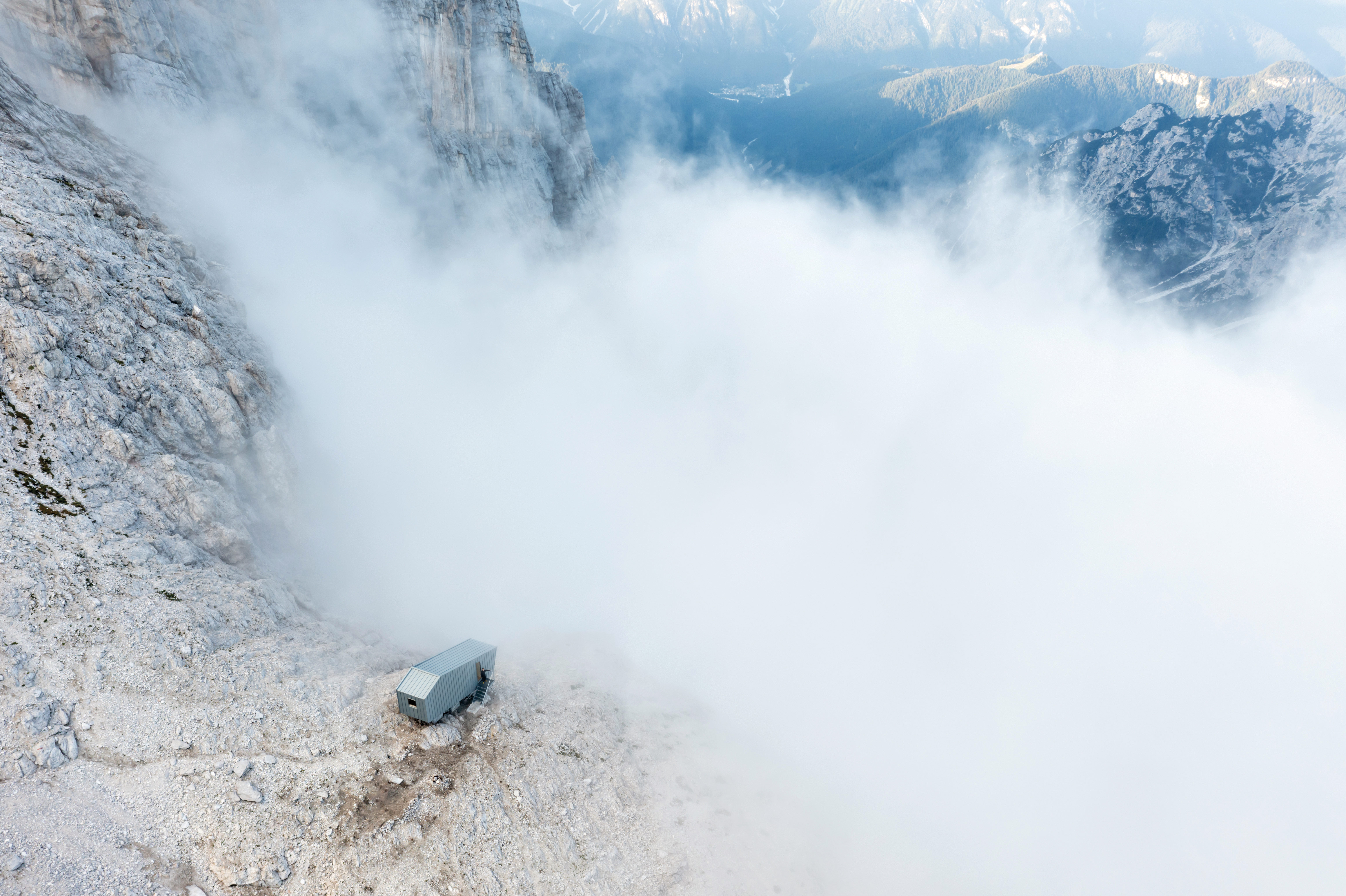 Oft verhüllen die typischen Dolomitennebel den Blick in das Tal. Dann verwandelt sich das Fenster mit Fernrohreffekt in einen mattweißen Großbildschirm.