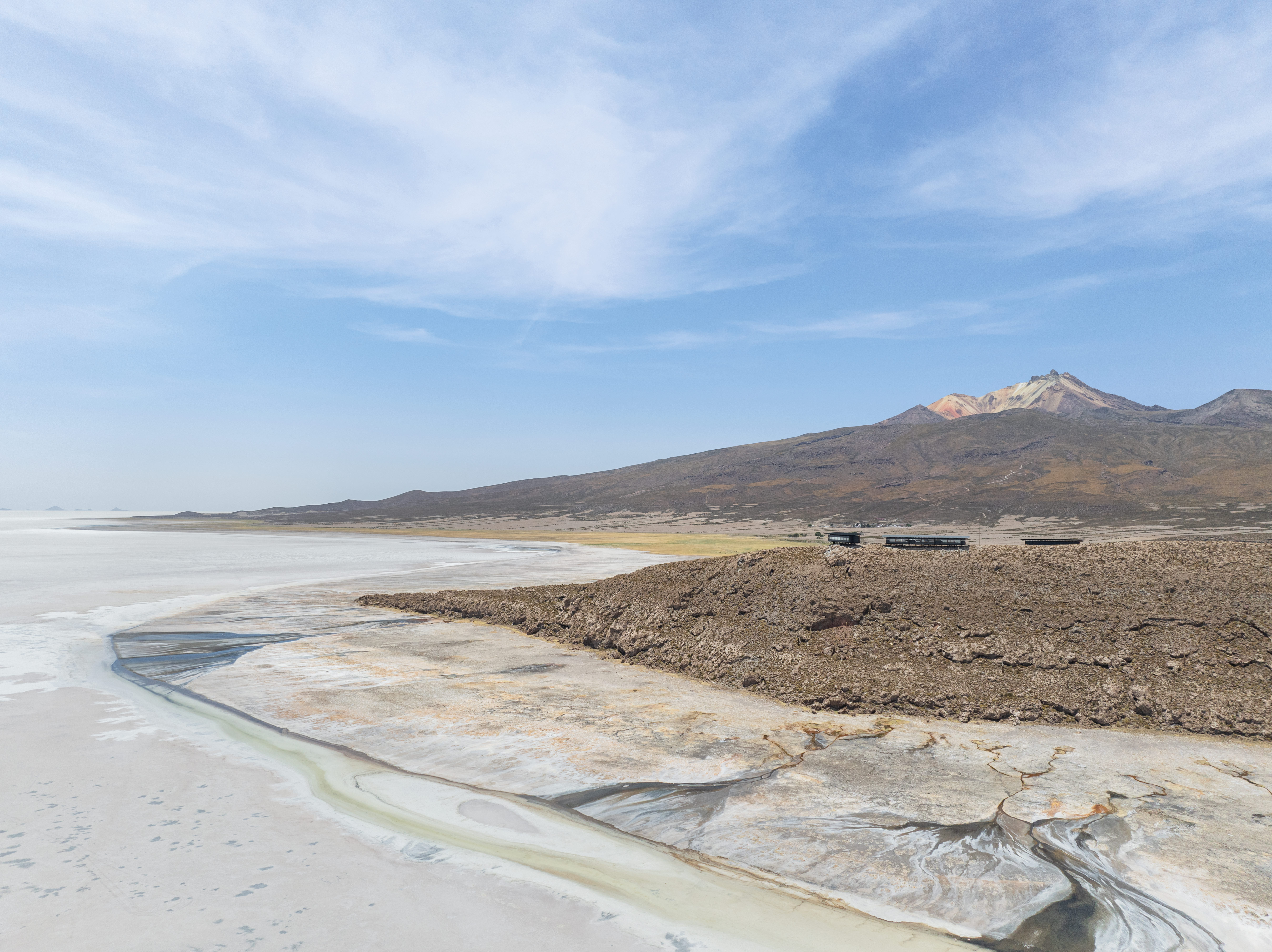 In Jirira haben die Reisenden einen Ausblick auf den Tunupa-Vulkan. In Anlehnung an die Farbe des Gesteins sind die Lodges hier mit schwarzem Blech verkleidet.