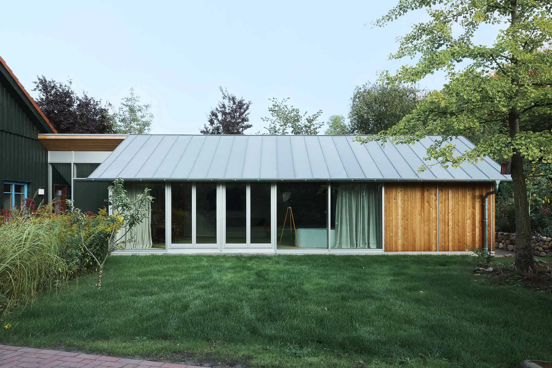 David Gössler Architektur erweiterten ein Wohnhaus in Schleswig-Holstein.