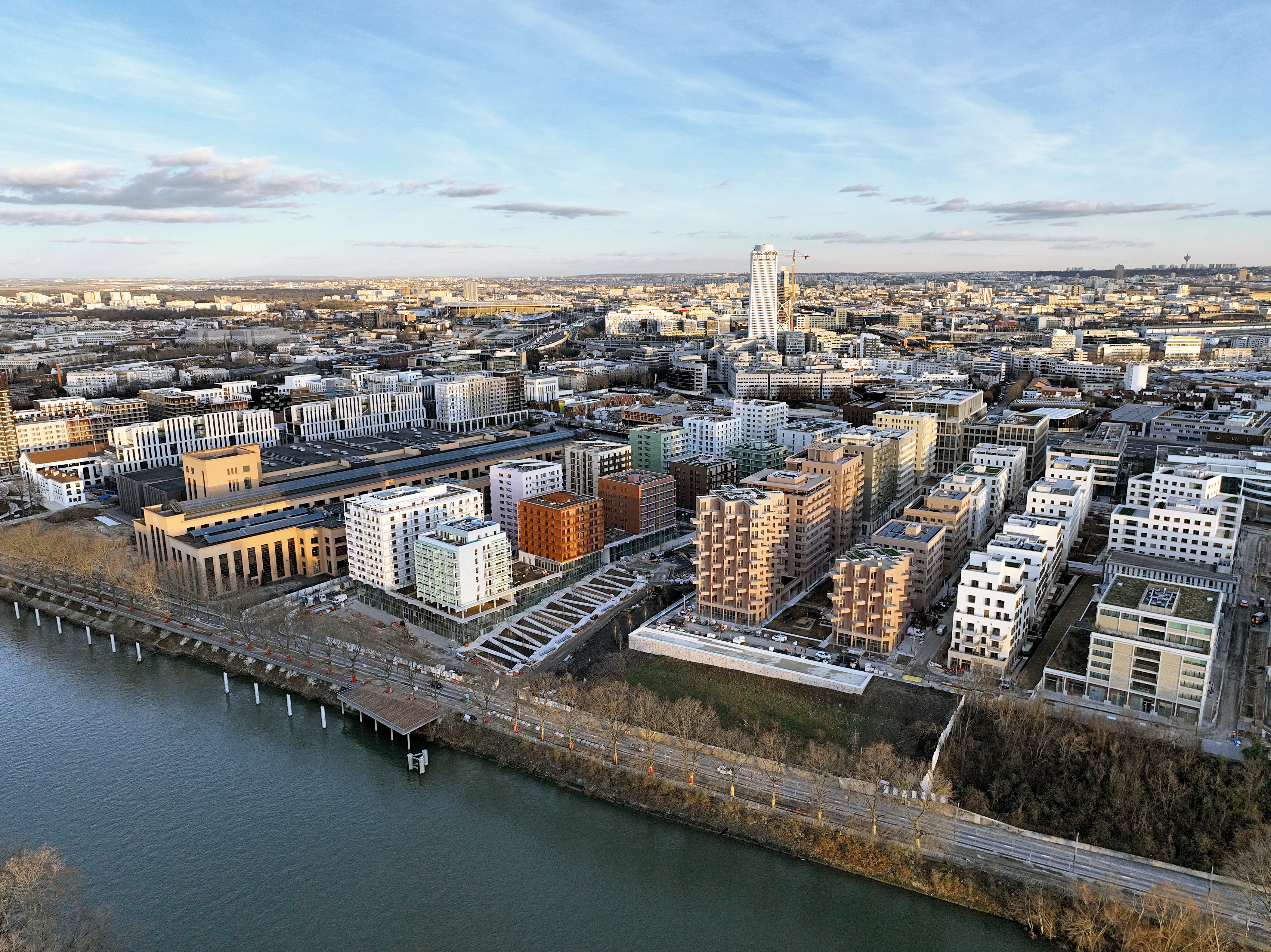 Das olympische Dorf ist als Modellquartier für Nachhaltigkeit konzipiert. Ab 2026 sollen hier 6000 Menschen wohnen und weitere 6000 arbeiten. Ob die Lage zwischen dem armen Saint-Denis und
dem reichen Viertel westlich der Seine zur sozialen Durchmischung beiträgt, bleibt abzuwarten.