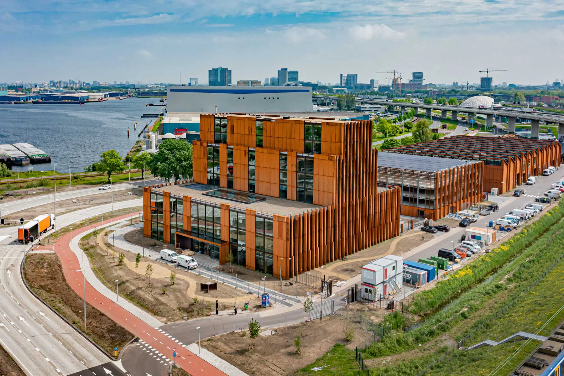 Der Büro- und Schulungsbau bildet den Auftakt der Bauten auf dem Firmenareal von Alliander am Hafen von Amsterdam.