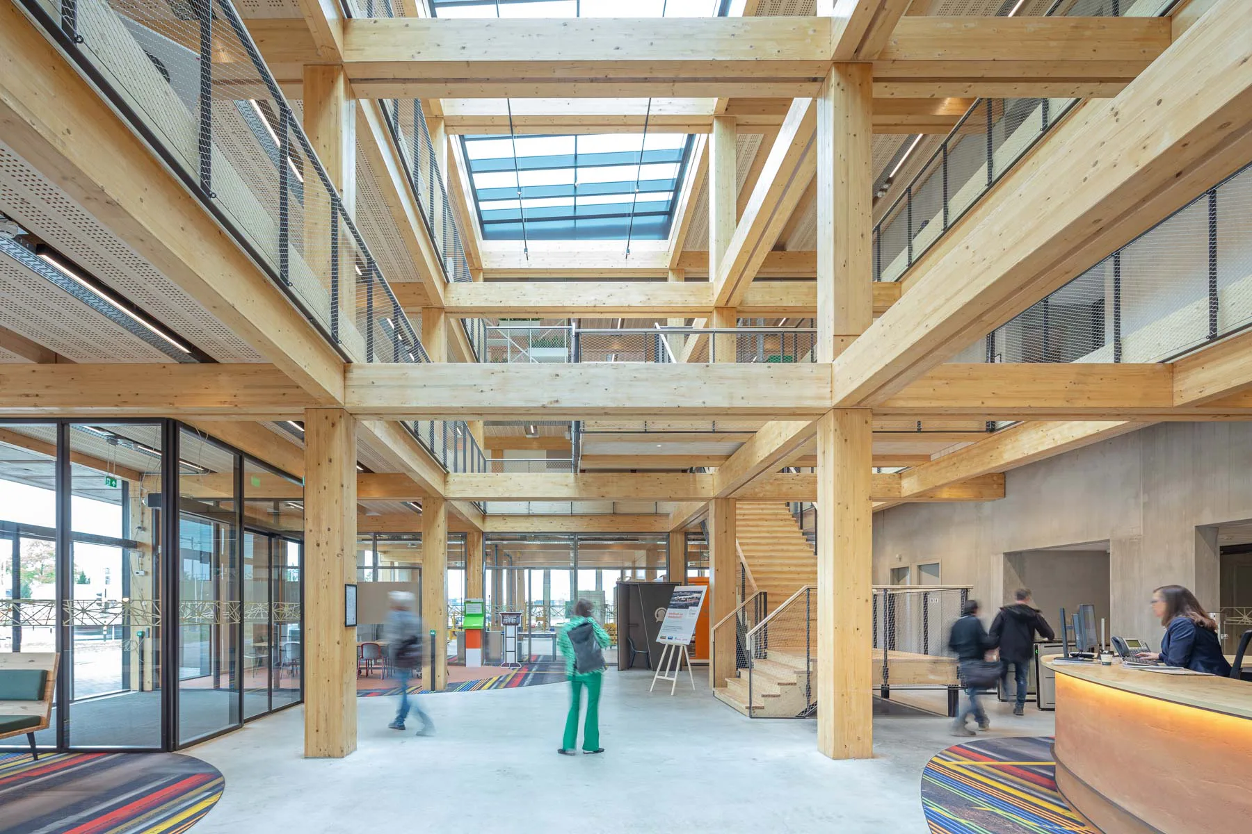 Ein bis zum verglasten Dach offenes Atrium empfängt Mitarbeiter und Besucher.