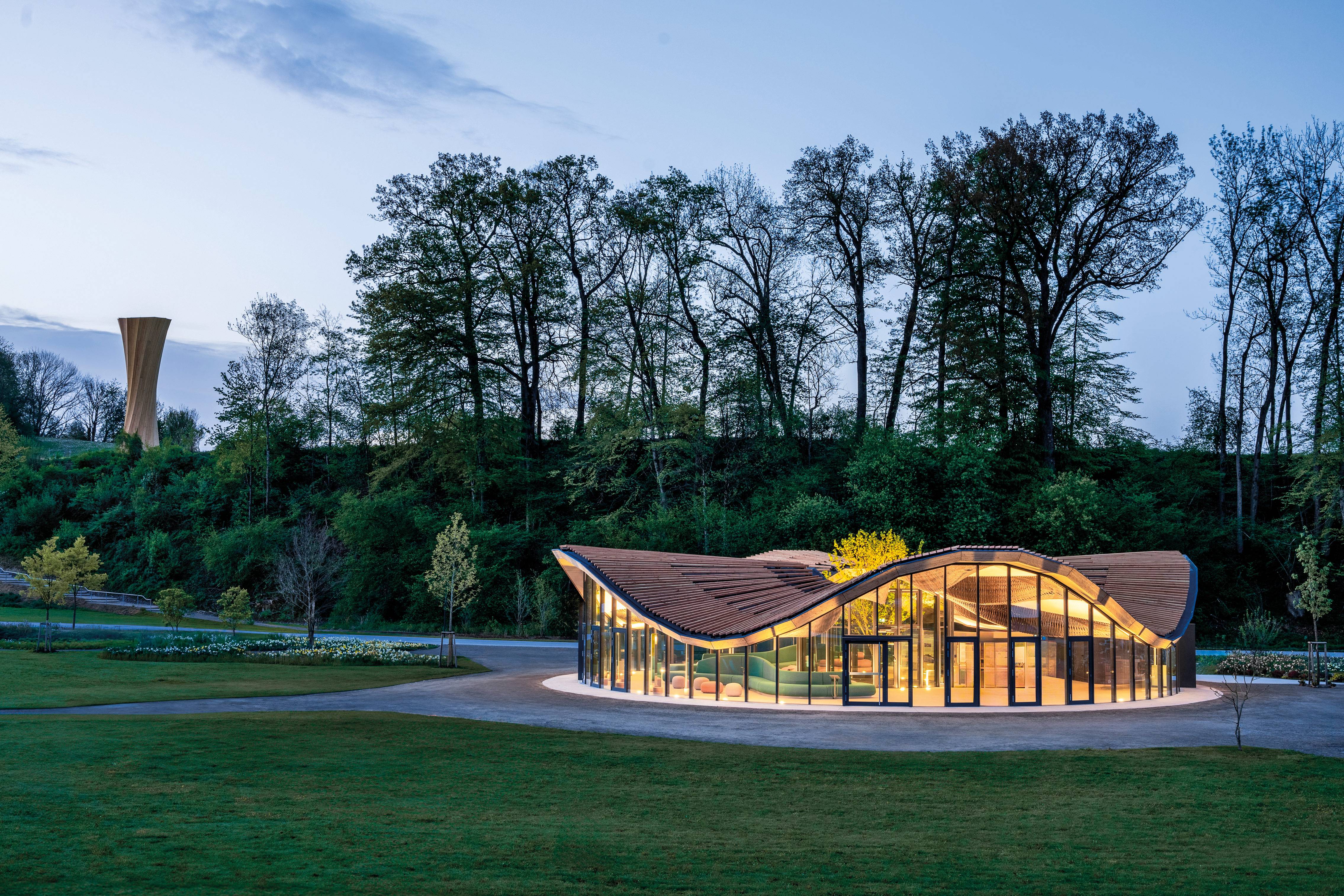 Die Glasfassade des Hybrid-Flachs Pavillon verbindet Innen-und Außenraum.