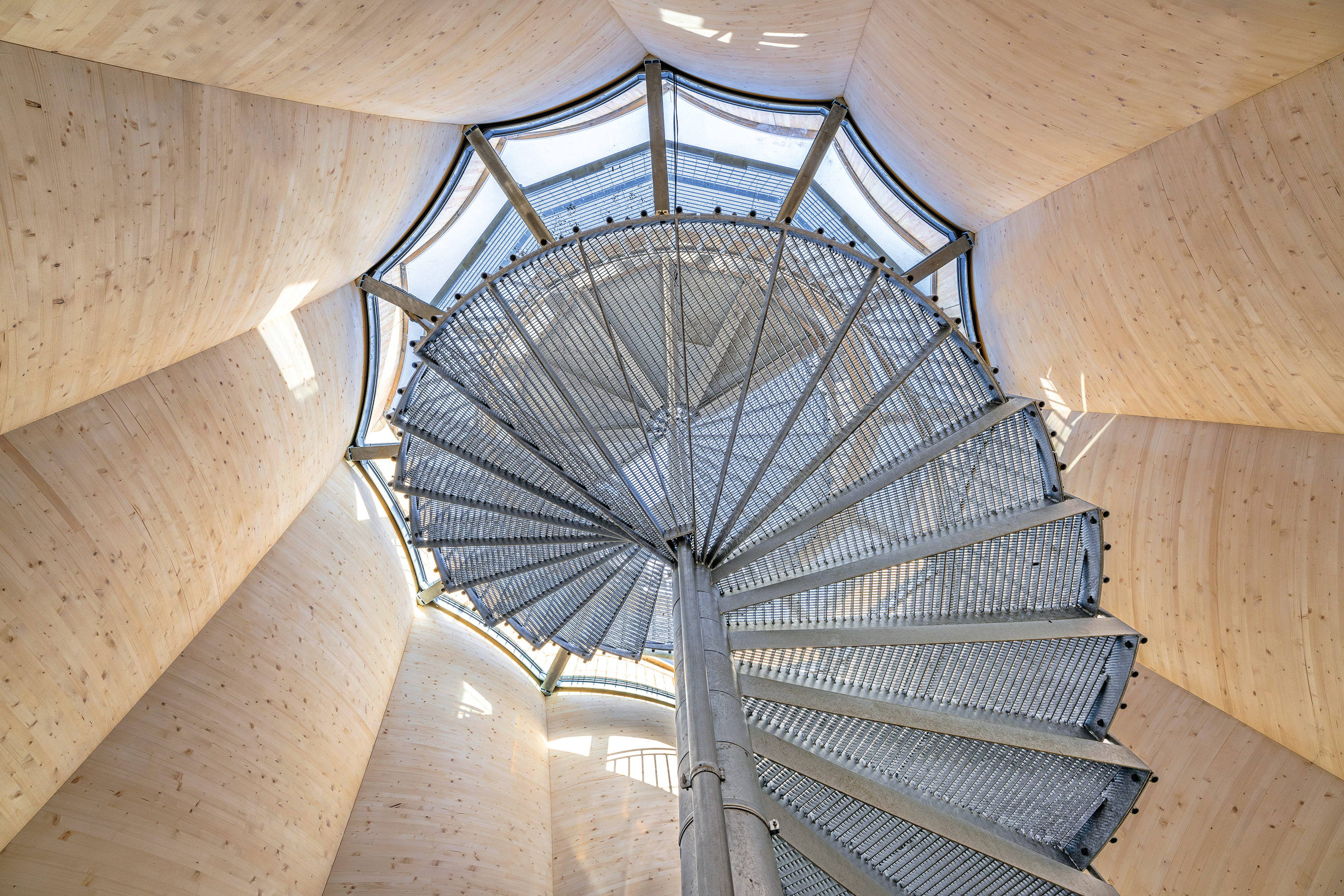 Im Inneren des Wangen Turms führt eine Spindeltreppe auf die 22 m hoch gelegene Aussichtsterrasse. Ein Glasoberlicht bringt Tageslicht in den Innenraum.