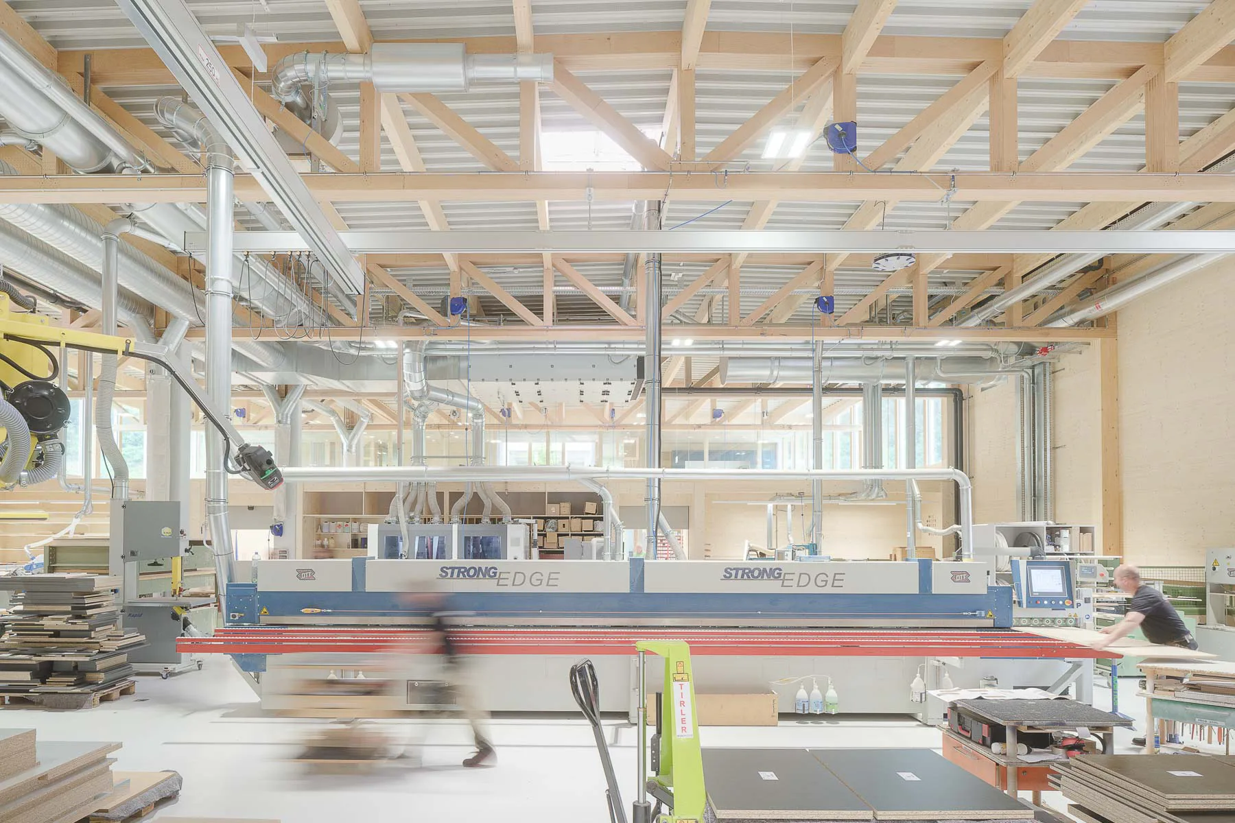 Die Produktionshalle ist mit hochmoderner Holzbearbeitungstechnik ausgestattet.