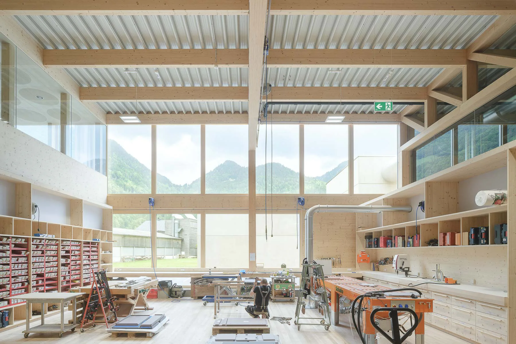 Große Fenster sorgen für Tageslicht in den Innenräumen der Tischlerei.