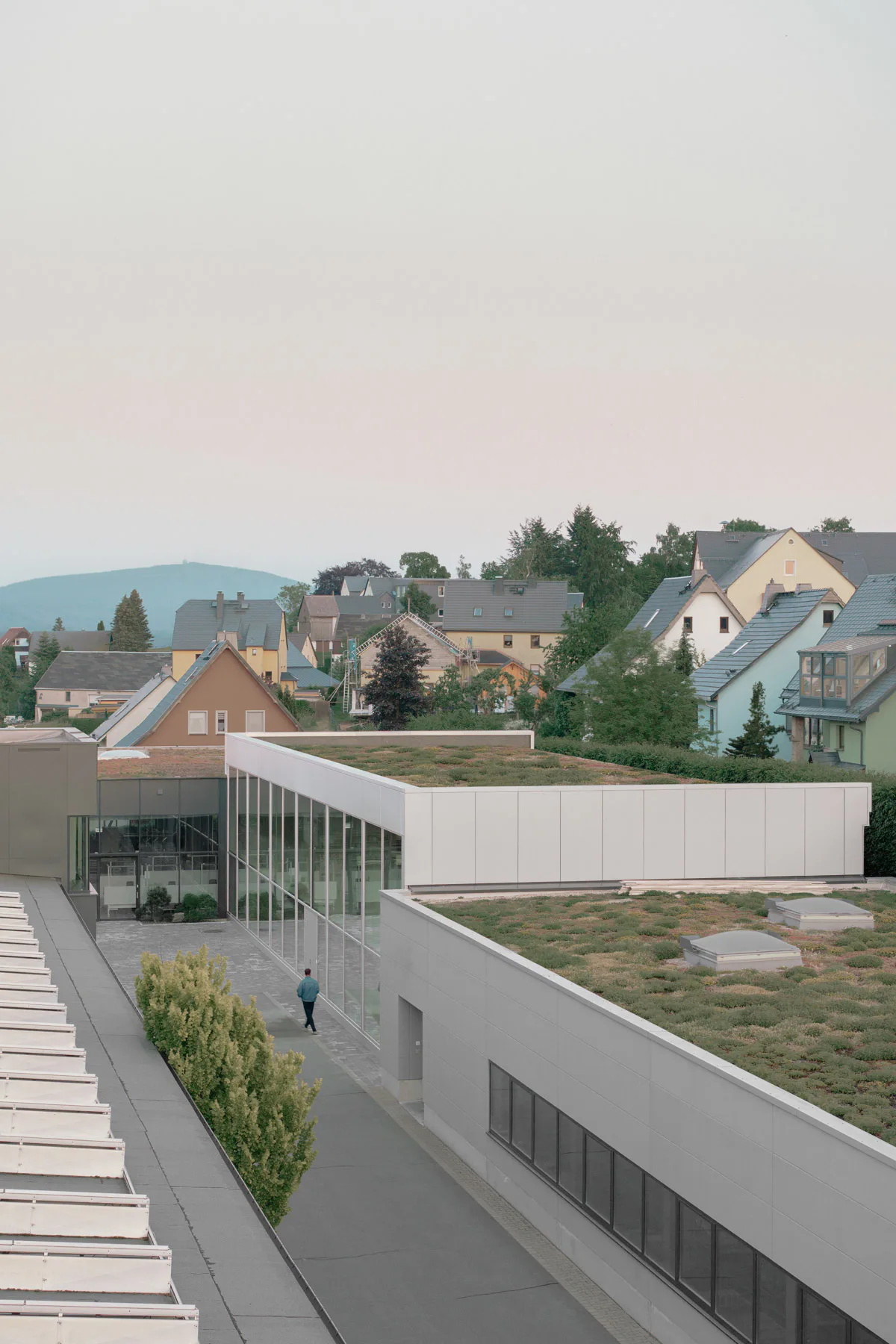 Durch den Neubau wird eine Hofsituation ausgebildet.