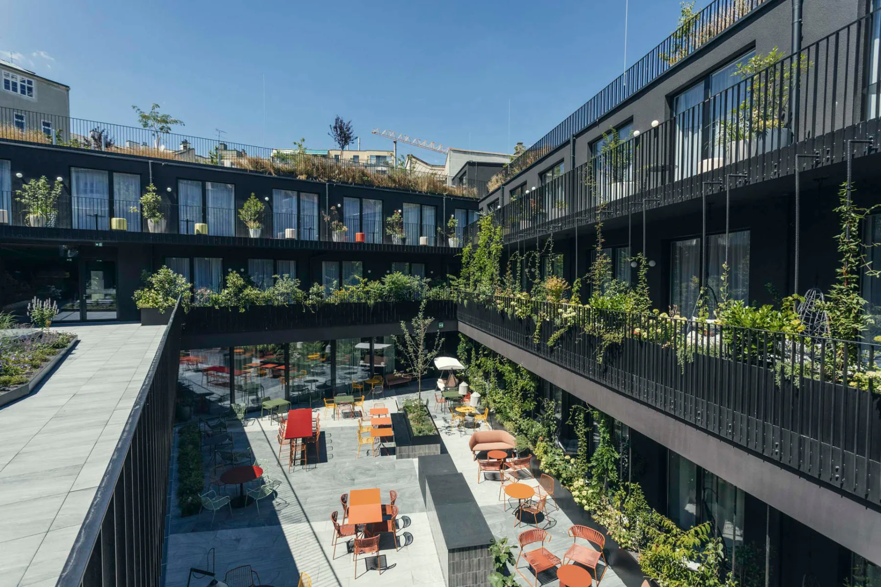 Das Hotel Indigo Vienna besitzt einen grünen Innenhof.