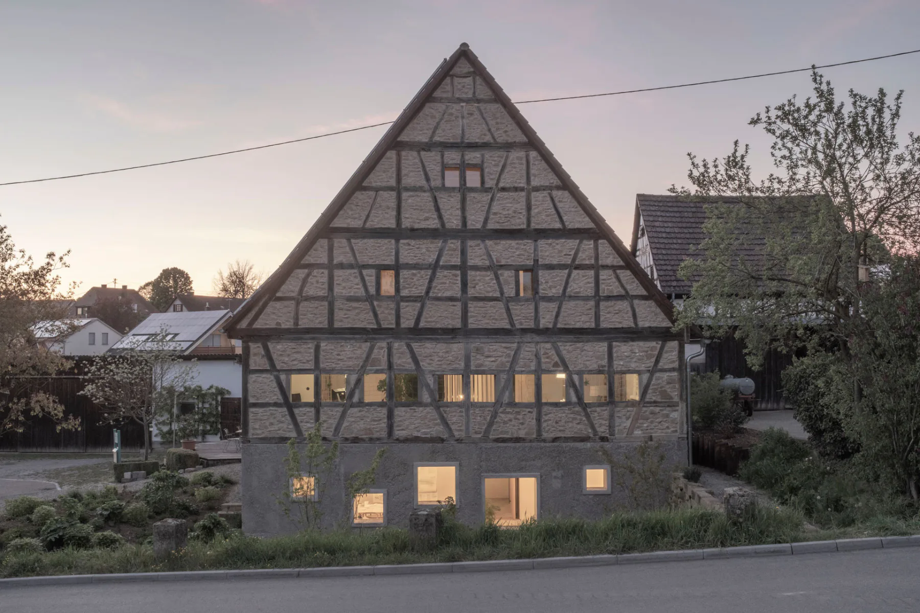 Beim Umbau erhielt die Fachwerkscheune ein neues Kellergeschoss aus wassergestrahltem Sichtbeton. Doch das war nicht die einzige Veränderung.