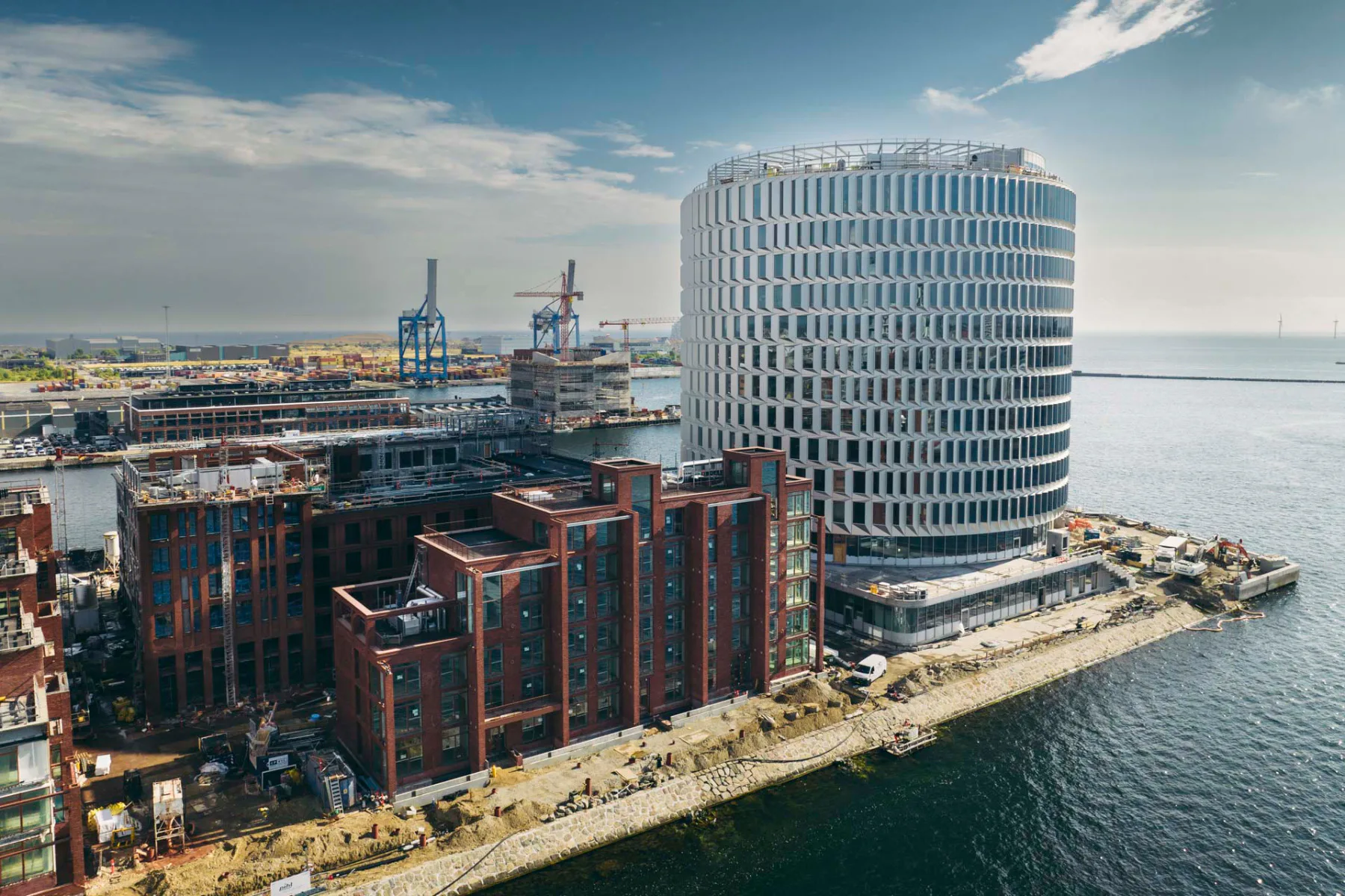 Der 60 m hohe Turm des Bürogebäudes Redmolen erhebt sich auf einer Landspitze am Nordhavn in Kopenhagen.