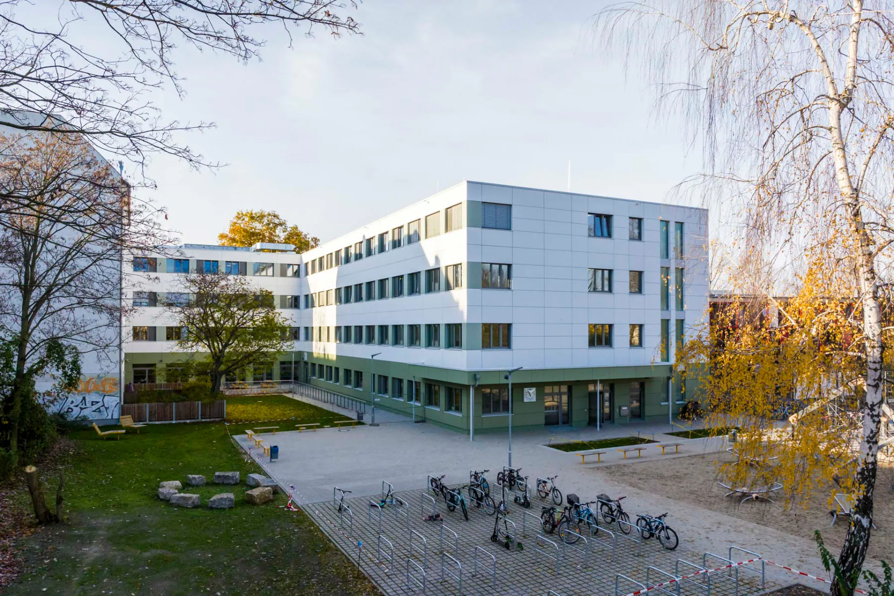 In nur zehn Monaten war die viergeschossige, rund 6200 m2 umfassende Ausweich-Schule in Berlin-Pankow bezugsfertig.