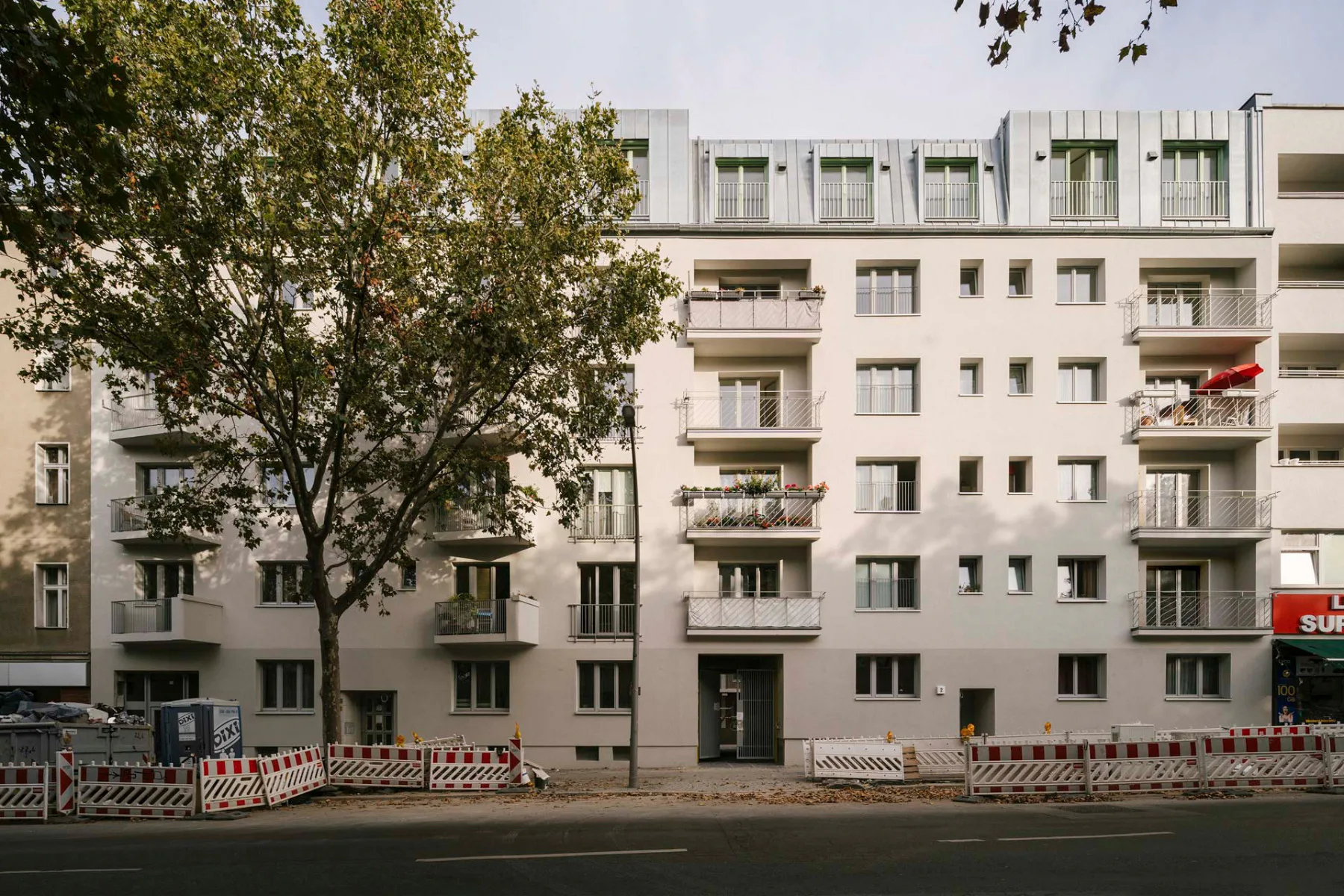 Mit dem im Sommer 2023 fertiggestellten Ensemble „Element & Lingot“ hat Studio Loes einen bestehenden Wohnbau in Berlin erweitert.